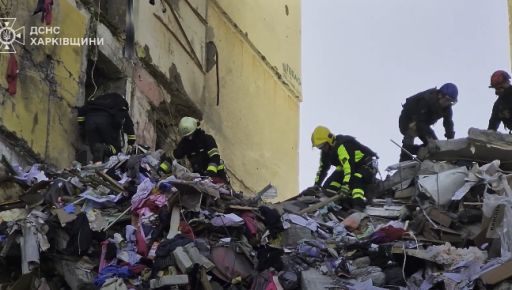 Удар по Харкову авіабомбами: під завалами багатоповерхівки виявили тіло ще однієї загиблої Удар по Харкову авіабомбами: під завалами багатоповерхівки виявили тіло ще однієї загиблої