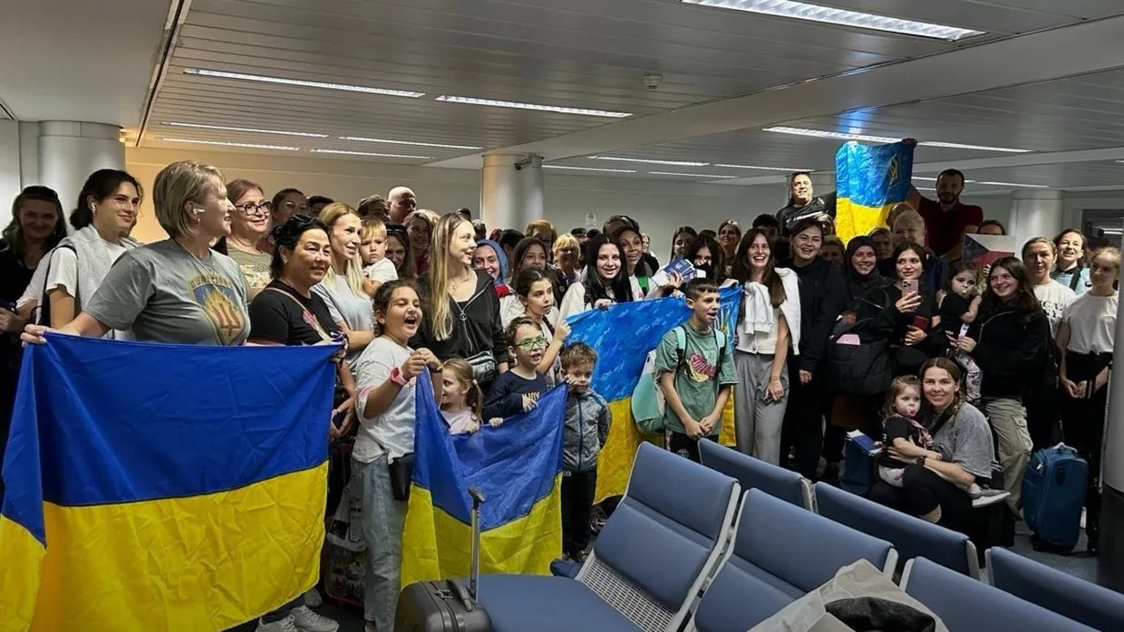 ГУР и МИД эвакуировали из Ливана 134 украинца, 45 иностранцев, двух собак и кота – ФОТО