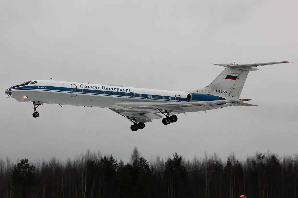 На аэродроме в РФ уничтожен самолет Ту-134. Он перевозил верхушку Минобороны врага –ГУР (ВИДЕО) На аэродроме в РФ уничтожен самолет Ту-134. Он перевозил верхушку Минобороны врага –ГУР (ВИДЕО)