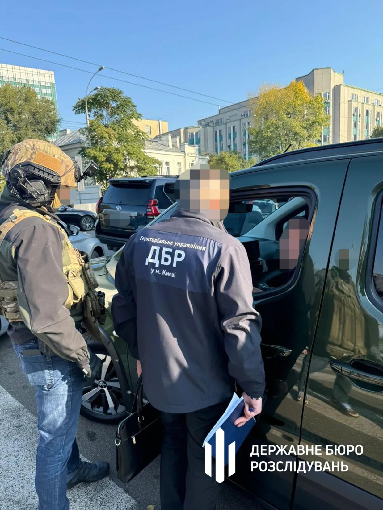 Более $1,2 млн наличными и элитный автопарк. В ТЦК в Киеве нашли схему для уклонистов (ФОТО)