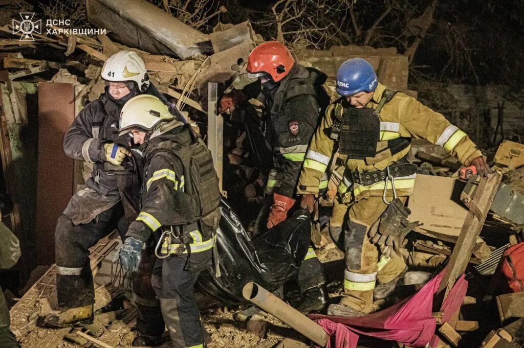Росія завдала удару по Харкову ракетою-гібридом: з-під завалів дістали чотири тіла (ФОТО)