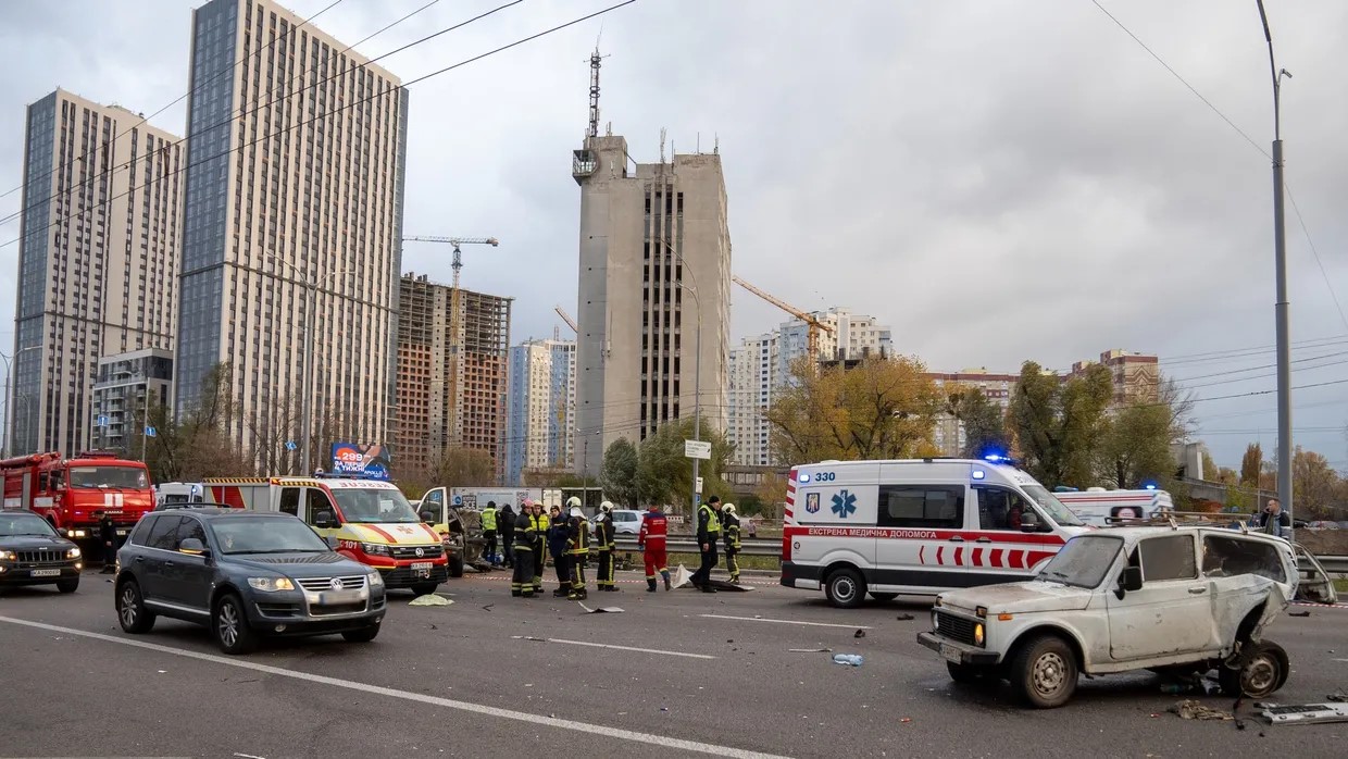 В Киеве столкнулись два легковых авто, автобус и грузовик: есть погибший и травмированные (ФОТО)