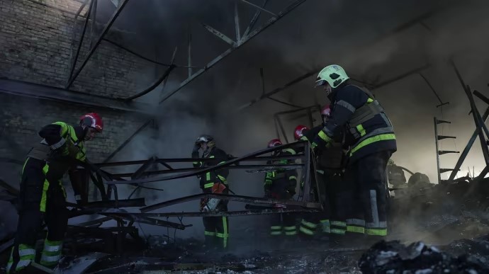Вирували пожежі у 5 районах, 2 постраждалих – наслідки дронової атаки на Київ (ФОТО)