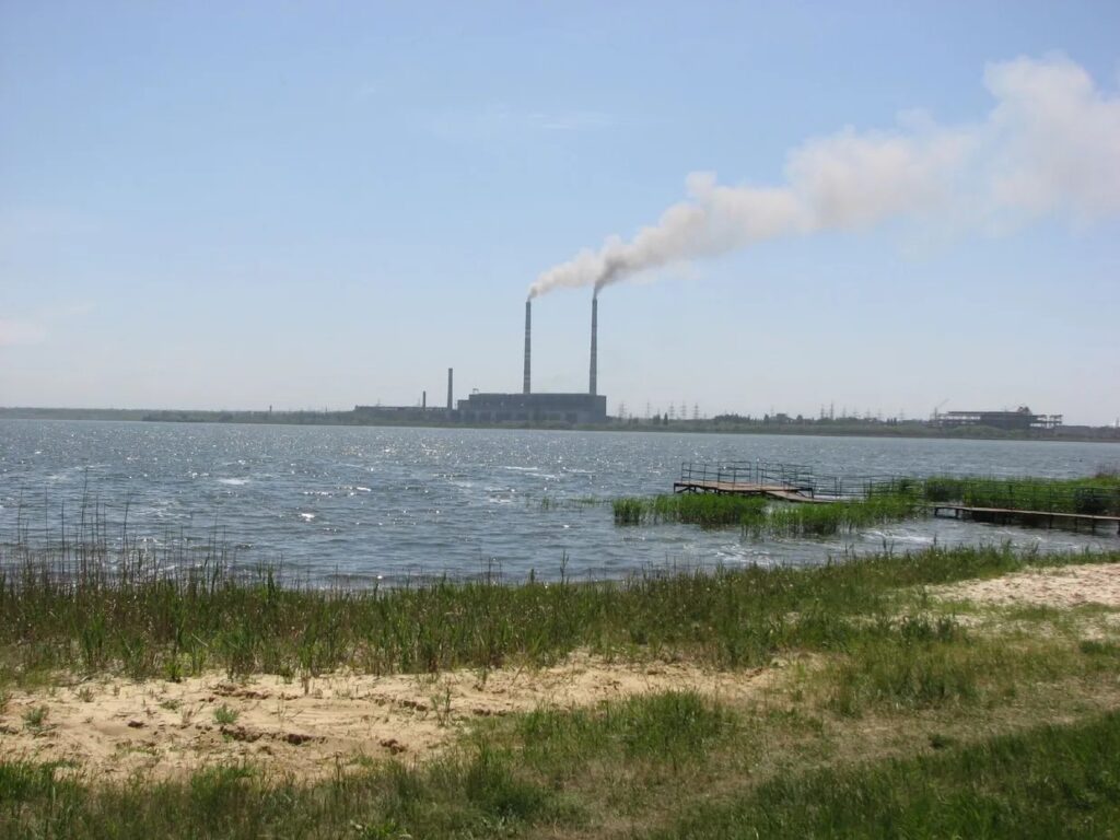 Росіяни пошкодили дамбу Курахівського водосховища на Донеччині, вода підступає до населених пунктів