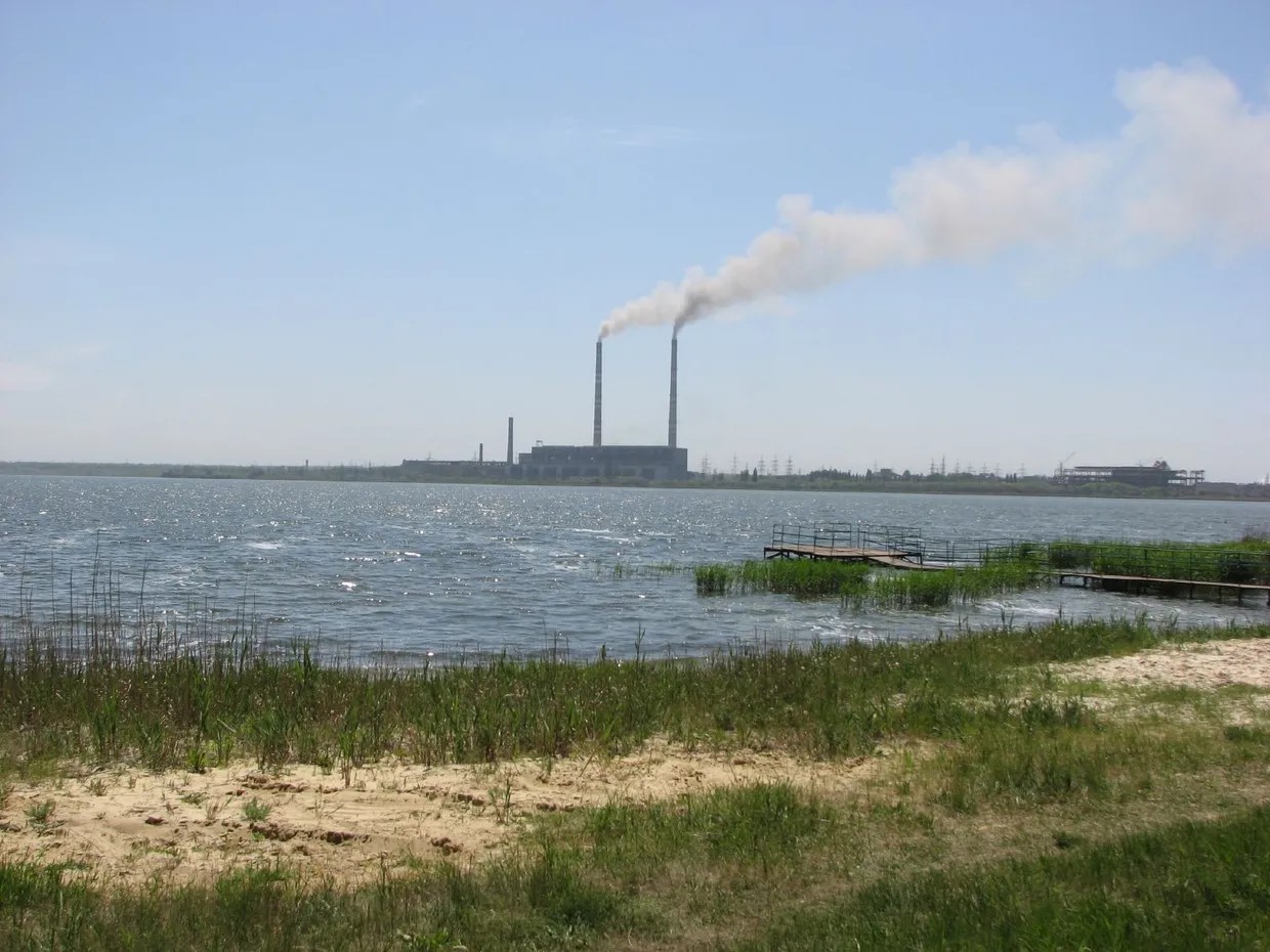 Росіяни пошкодили дамбу Курахівського водосховища на Донеччині, вода підступає до населених пунктів Росіяни пошкодили дамбу Курахівського водосховища на Донеччині, вода підступає до населених пунктів