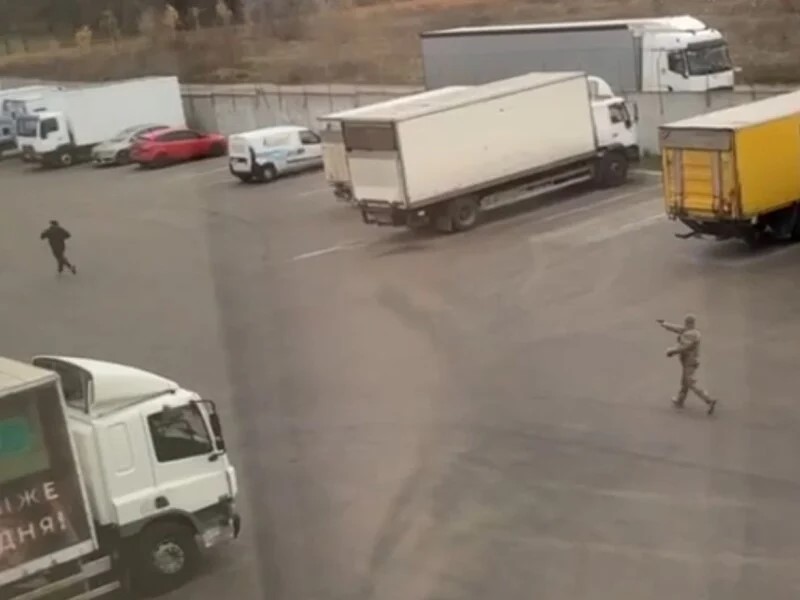 Под Киевом представитель ТЦК устроил стрельбу. Минобороны назначило проверку (ВИДЕО) Под Киевом представитель ТЦК устроил стрельбу. Минобороны назначило проверку (ВИДЕО)
