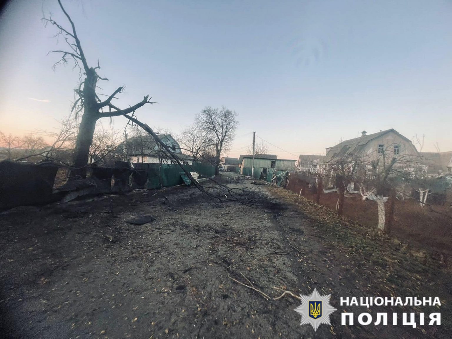 На Київщині внаслідок ворожої атаки пошкоджено інфраструктурний об’єкт, 21 будинок, постраждала жінка На Київщині внаслідок ворожої атаки пошкоджено інфраструктурний об’єкт, 21 будинок, постраждала жінка