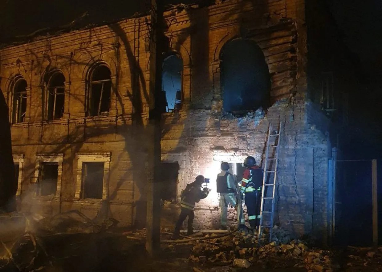 Росія атакувала дронами житловий мікрорайон у Сумах. Є загиблі та поранені (ФОТО) Росія атакувала дронами житловий мікрорайон у Сумах. Є загиблі та поранені (ФОТО)