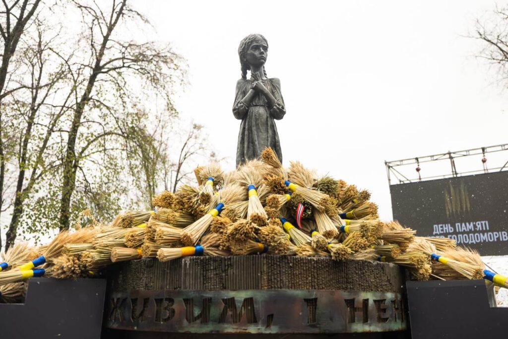 Україна запалює свічки пам’яті: Президент закликав пам’ятати жертв Голодоморів Україна запалює свічки пам’яті: Президент закликав пам’ятати жертв Голодоморів