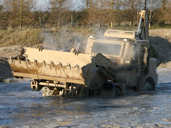 Міноборони дозволило використання броньованих екскаваторів JCB HMEE у ЗСУ