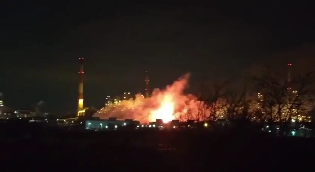 ЗСУ вдруге вдарили по аеродрому «Енгельс-2», знищили цистерни з паливом для Ту-160 ЗСУ вдруге вдарили по аеродрому «Енгельс-2», знищили цистерни з паливом для Ту-160