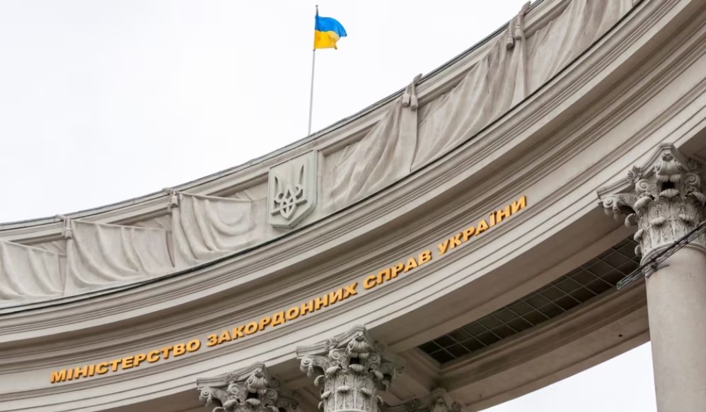 Українці за кордоном зможуть отримати більше послуг завдяки введенню в дію системи «е-Консул» Українці за кордоном зможуть отримати більше послуг завдяки введенню в дію системи «е-Консул»