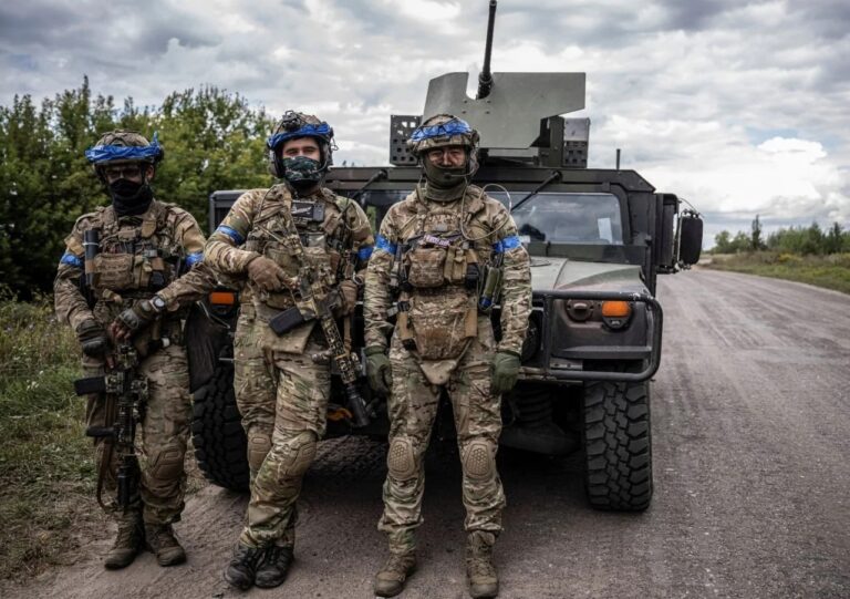 Бійці ГУР знищили супутникове обладнання ворога на Курщині (ВІДЕО) Бійці ГУР знищили супутникове обладнання ворога на Курщині (ВІДЕО)