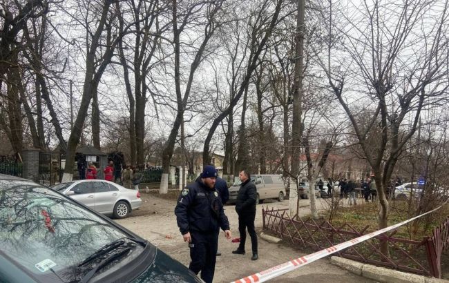 Вибух біля ТЦК у Кам’янець-Подільському: відомо про жертву та поранених Вибух біля ТЦК у Кам’янець-Подільському: відомо про жертву та поранених