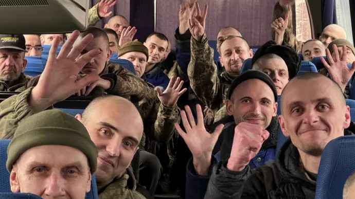 Відбувся обмін полоненими: Україна повернула 150 воїнів Відбувся обмін полоненими: Україна повернула 150 воїнів