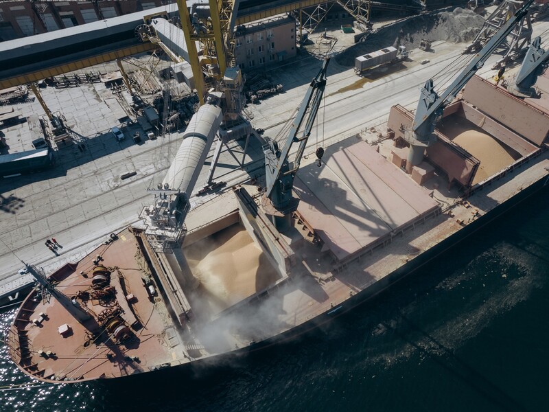 Український морський коридор успішно функціонує: за півтора року перевезено 100 млн тонн вантажів до 53 країн світу – Зеленський