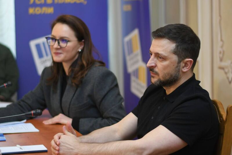 Володимир Зеленський на Рівненщині зустрівся з представниками бізнесу – говорили про енергетичну незалежність Володимир Зеленський на Рівненщині зустрівся з представниками бізнесу – говорили про енергетичну незалежність
