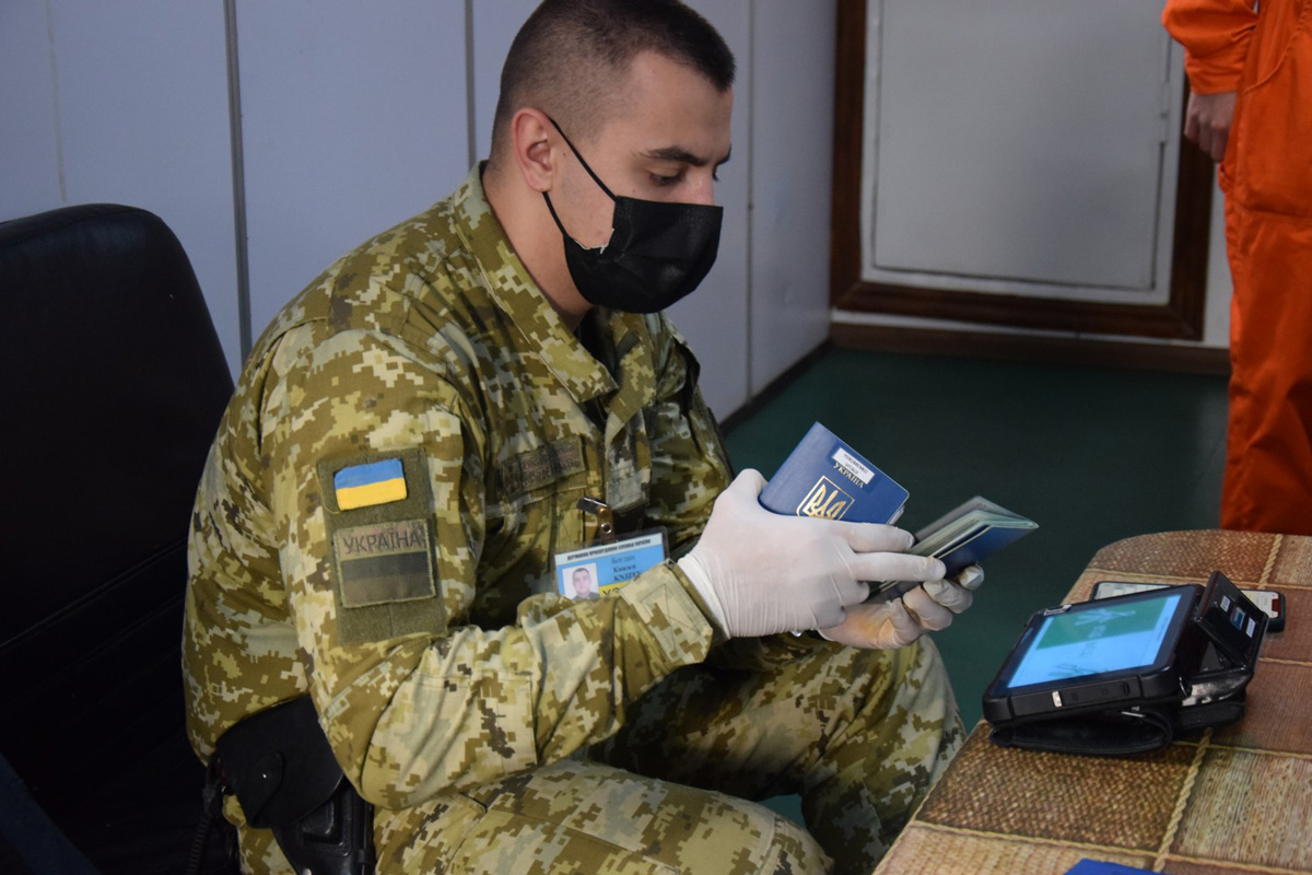Чоловіки, які перевозять гуманітарну та медичну допомогу, перетинатимуть кордон на загальних підставах Чоловіки, які перевозять гуманітарну та медичну допомогу, перетинатимуть кордон на загальних підставах