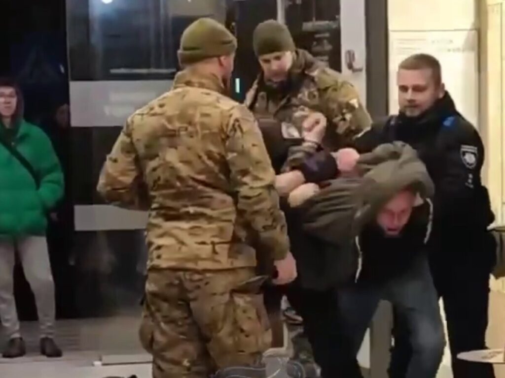 У Кременчуці чоловік вистрілив у співробітника ТЦК із травмата – поліція У Кременчуці чоловік вистрілив у співробітника ТЦК із травмата – поліція