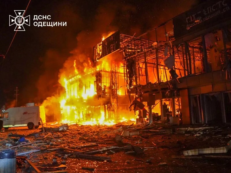 Нічний обстріл Одеси: троє поранених, пожежі в багатоповерхівці та торговельному центрі (ФОТО,ВІДЕО) Нічний обстріл Одеси: троє поранених, пожежі в багатоповерхівці та торговельному центрі (ФОТО,ВІДЕО)