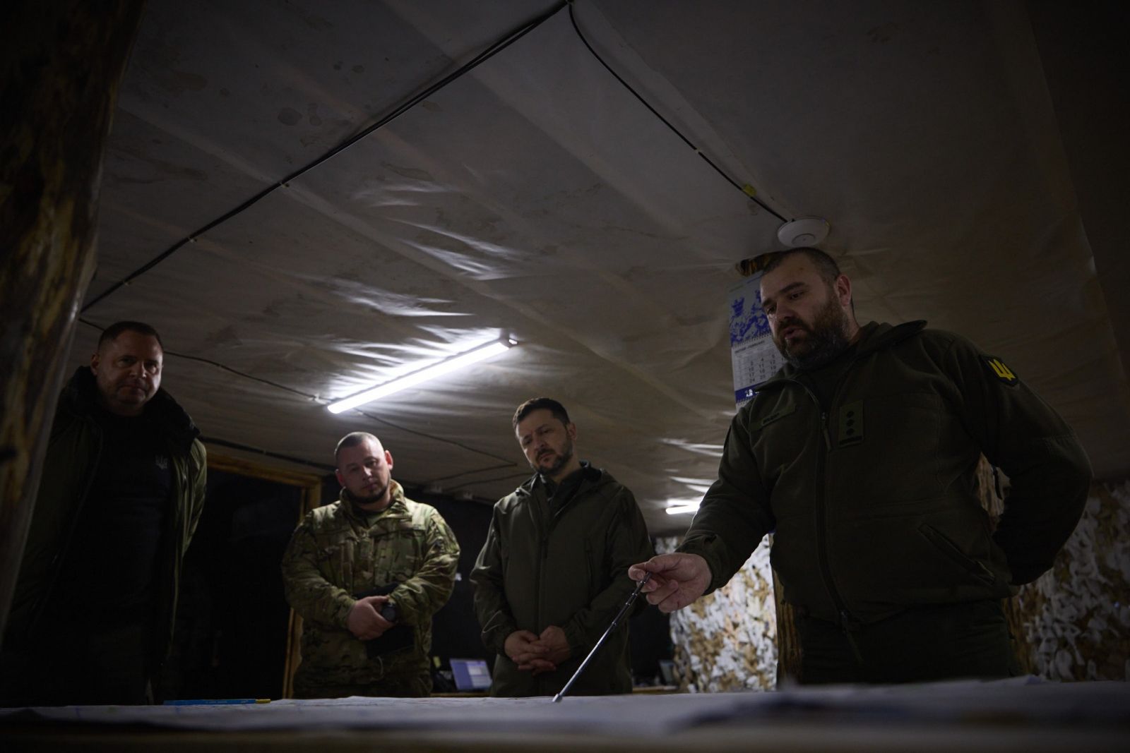 Президент України на Донеччині заслухав доповідь про ситуацію у зоні відповідальності 59-ї штурмової бригади Президент України на Донеччині заслухав доповідь про ситуацію у зоні відповідальності 59-ї штурмової бригади