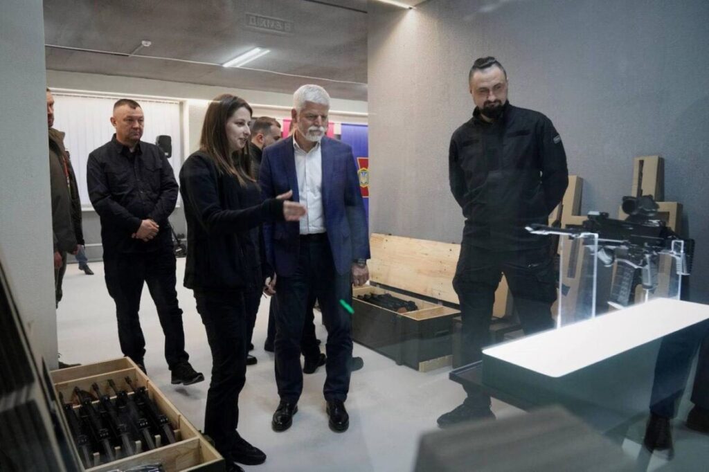 Президенту Чехии показали производство винтовок Bren-2 в Украине Президенту Чехии показали производство винтовок Bren-2 в Украине