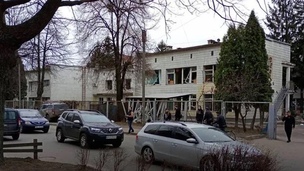 Росія завдала ракетного удару по центру Сум: поранено 24 дорослих і 4 дітей, постраждали багатоповерхівки та школа