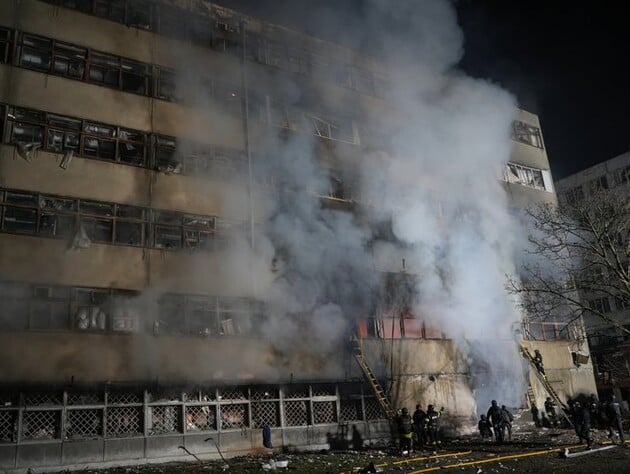 У Харкові 15 прильотів БпЛА – ліквідовують наслідки нічної атаки дронів: горять підприємства, є постраждалі