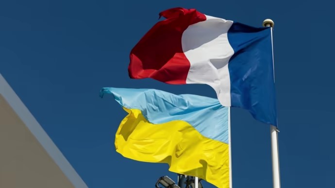 До Києва прибула французько-британська делегація: говоритимуть про військовий контингент