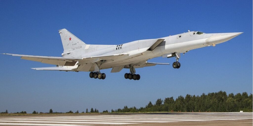 ВСУ уничтожили российский бомбардировщик Ту-22М3 стоимостью около 100 миллионов долларов ВСУ уничтожили российский бомбардировщик Ту-22М3 стоимостью около 100 миллионов долларов
