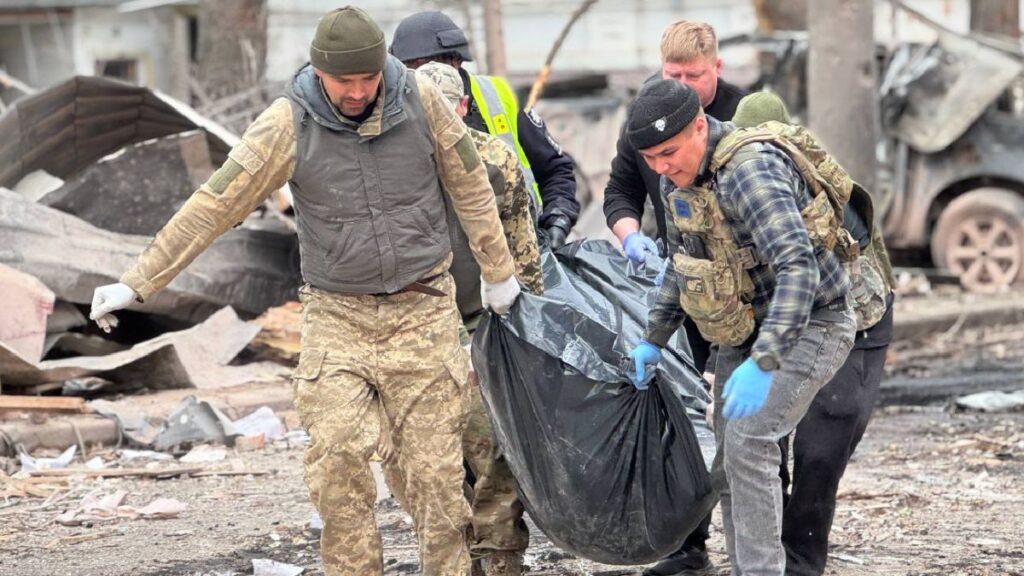 Варварское ракетное нападение россии на Сумы: 32 человека погибли, из них двое детей