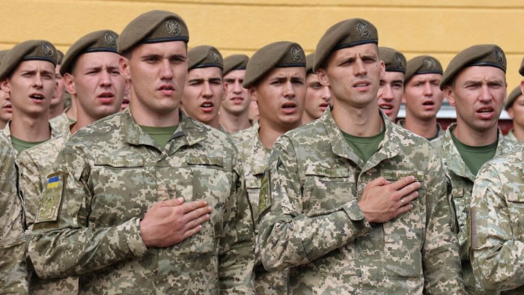 Курсантам военных вузов повысят стипендии