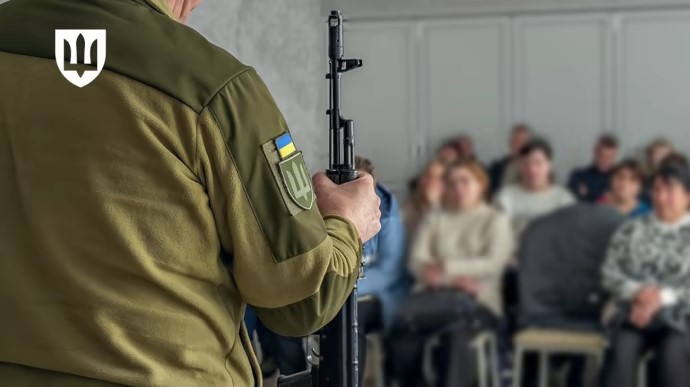 Українців готуватимуть до нацспротиву: Міноборони створить мережу центрів Українців готуватимуть до нацспротиву: Міноборони створить мережу центрів