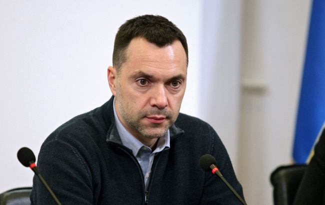 Зеленский ввел в действие новые решения СНБО о санкциях. В списке Арестович, Олешко и другие