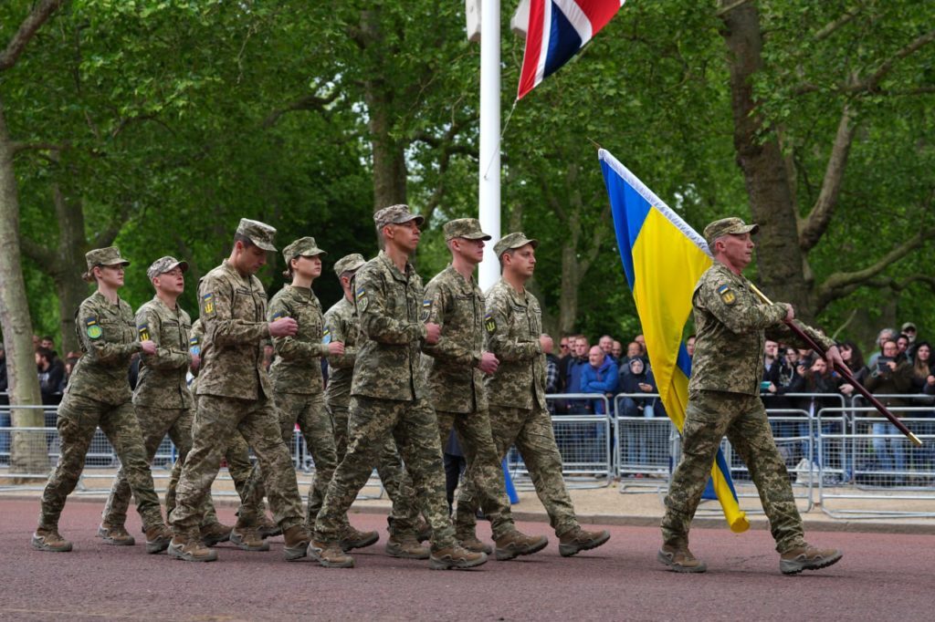 Украинские военные присоединились к лондонскому шествию по случаю 80-й годовщины Дня победы