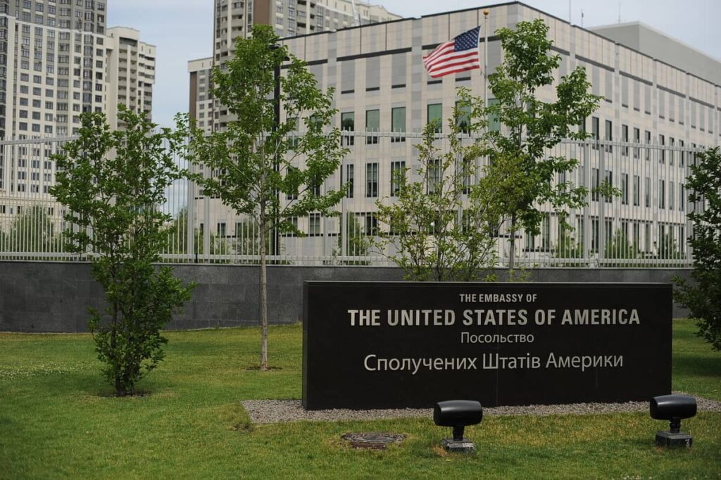 Посольство США попередило про можливу масштабну атаку РФ протягом наступних кількох днів Посольство США попередило про можливу масштабну атаку РФ протягом наступних кількох днів