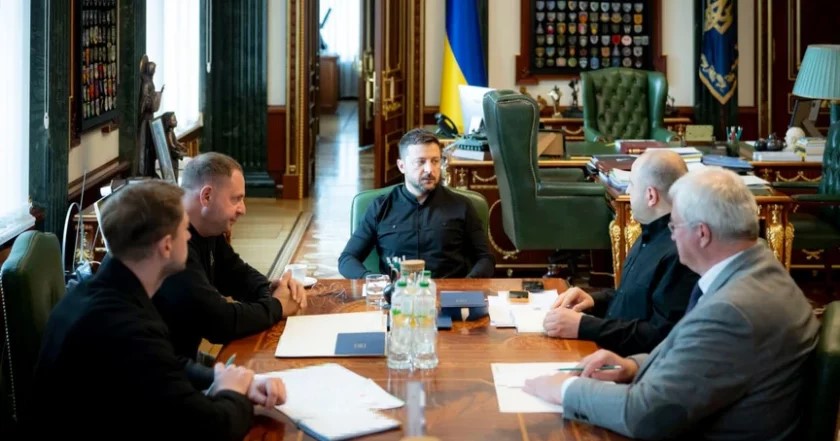 Зеленський доручив створити постійну переговорну групу від України Зеленський доручив створити постійну переговорну групу від України