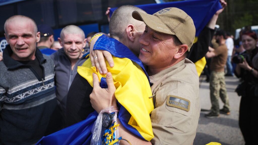 Первый этап обмена «1000 на 1000»: Украина вернула из плена РФ 390 человек Первый этап обмена «1000 на 1000»: Украина вернула из плена РФ 390 человек