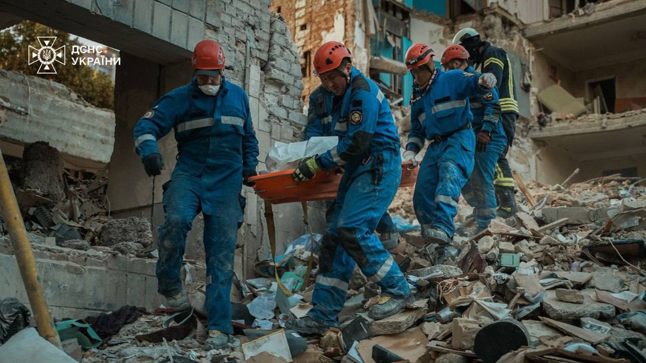 Рятувальну операцію у Києві завершено. МВС назвало кількість жертв і врятованих