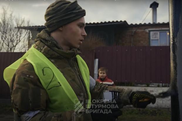 Пленные оккупанты восстановили дом матери трех военных в Изюме Пленные оккупанты восстановили дом матери трех военных в Изюме