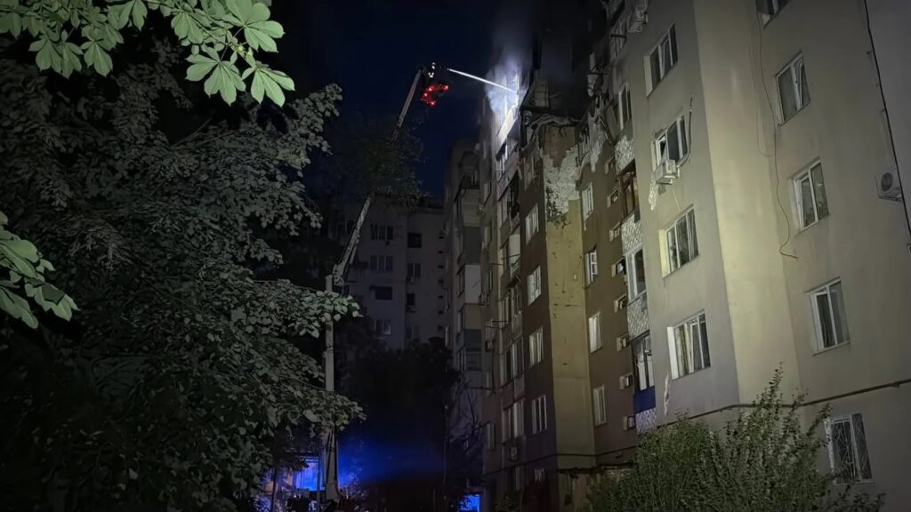 В Одесі через атаку РФ пошкоджено багатоповерхівку, горіли квартири – (ФОТО,ВІДЕО)