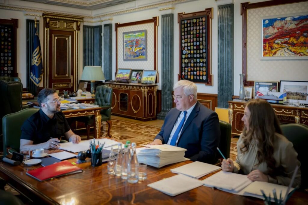 Зеленський призначив 16 нових послів: опубліковано поіменний перелік Зеленський призначив 16 нових послів: опубліковано поіменний перелік