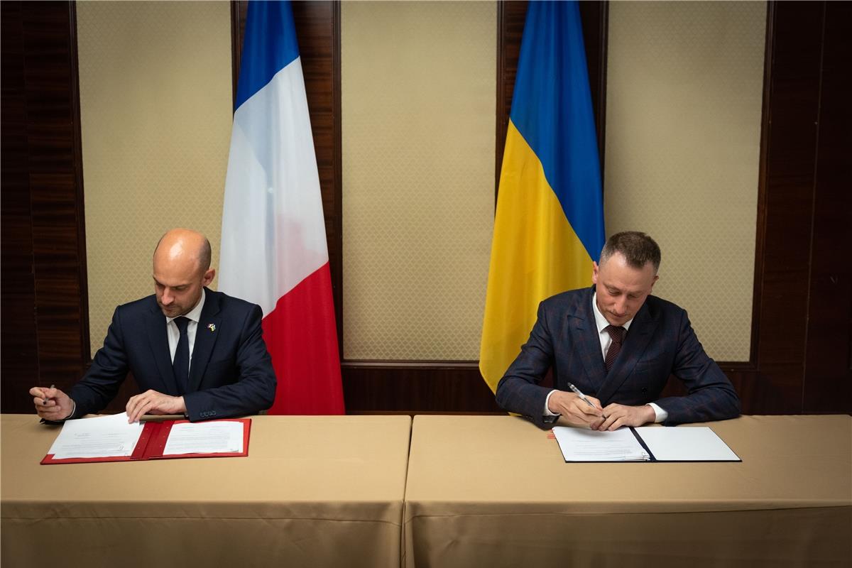 Украина и Франция создали фонд на €200 млн в поддержку критически важных проектов Украина и Франция создали фонд на €200 млн в поддержку критически важных проектов