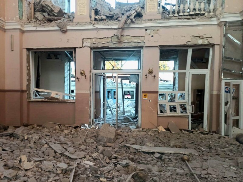 Лозову атакувалий понад 30 ударних безпілотників ворога: загинув залізничник, зазнав пошкоджень вокзал