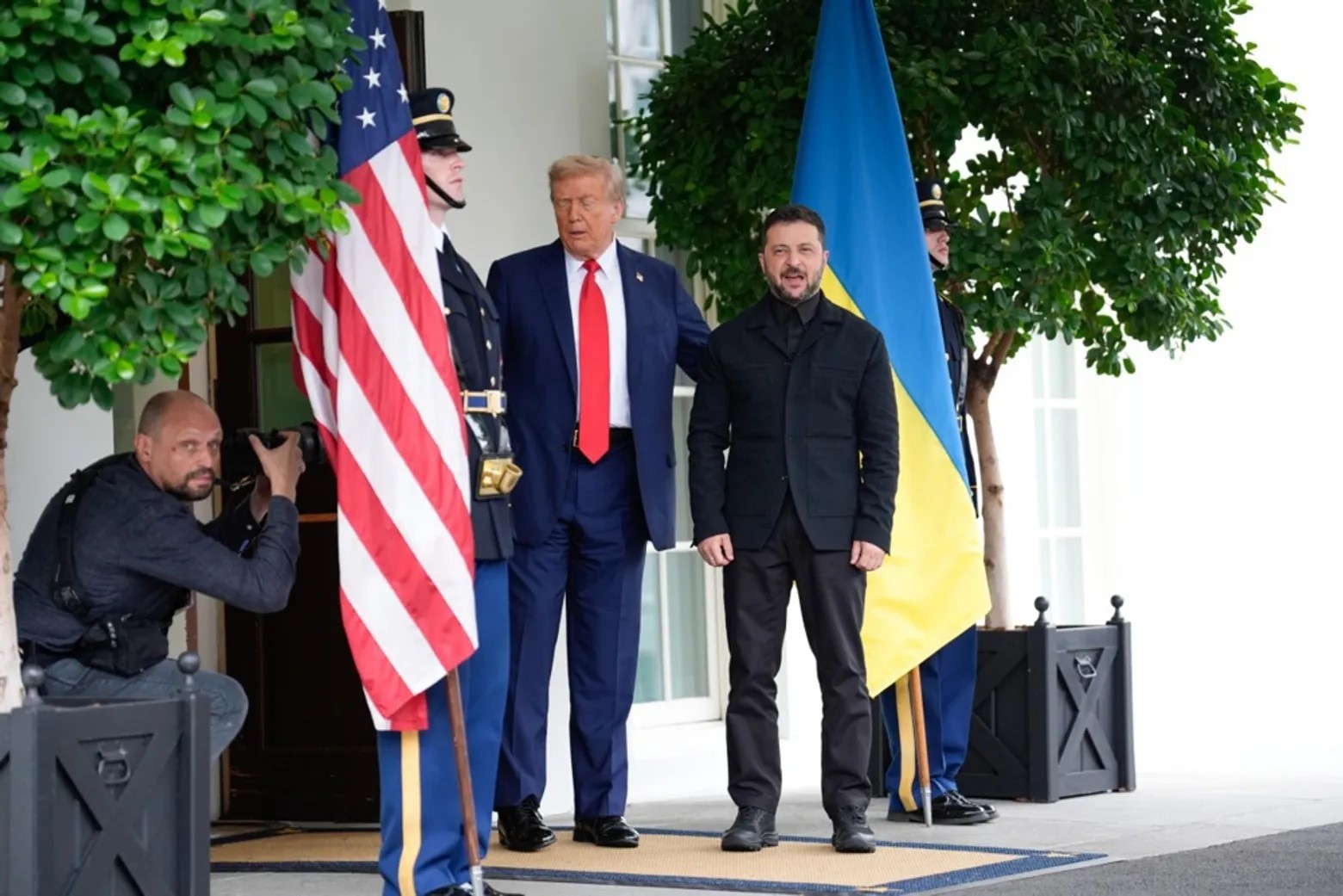 Зеленский прибыл в Белый дом, где его лично встретил Трамп Зеленский прибыл в Белый дом, где его лично встретил Трамп