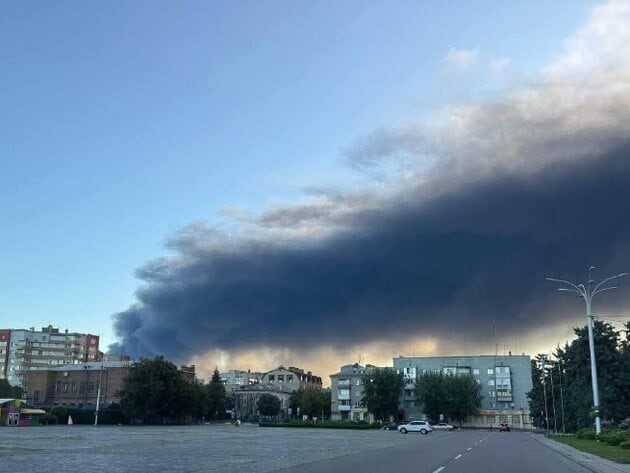 РФ массировано обстреляла Кременчуг. Пострадала энергетика, город в черном дыму (ФОТО)