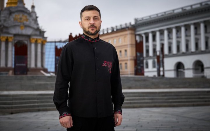 «І через сто років тут стоятимуть наші нащадки»: Володимир Зеленський з Майдану звернувся до українців «І через сто років тут стоятимуть наші нащадки»: Володимир Зеленський з Майдану звернувся до українців