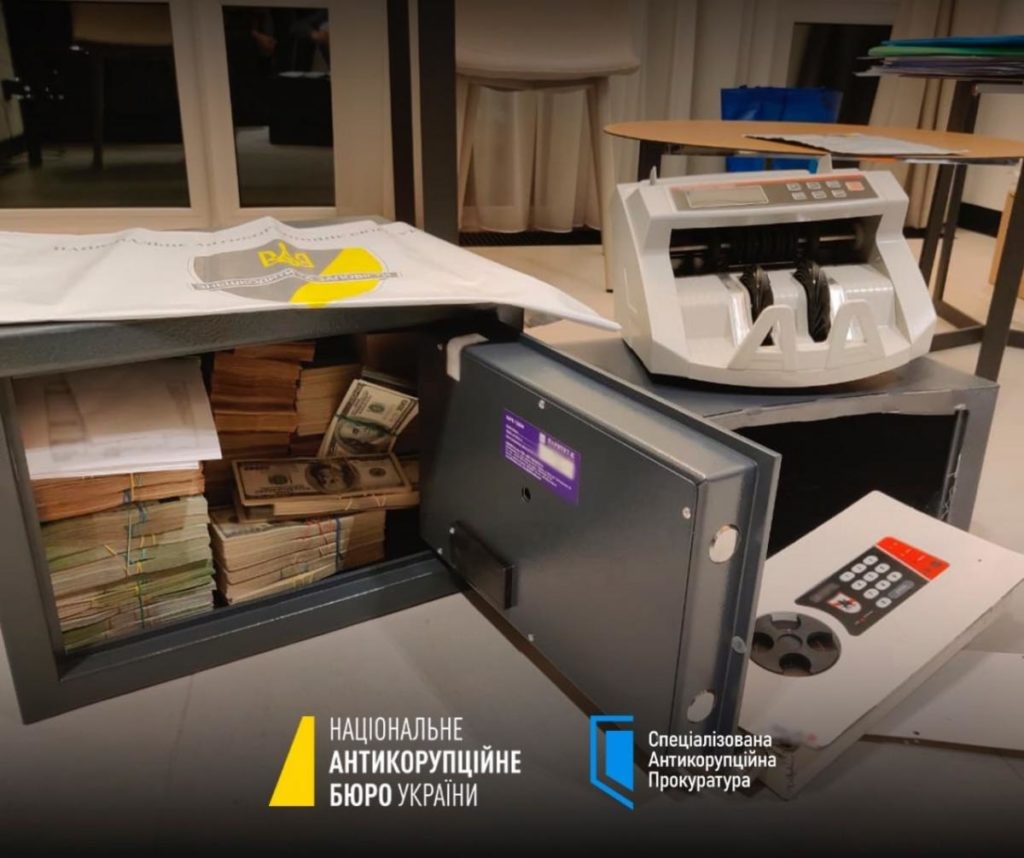 Корупція в енергетиці. Двоє фігурантів справи під час затримання знищували докази – ЗМІ