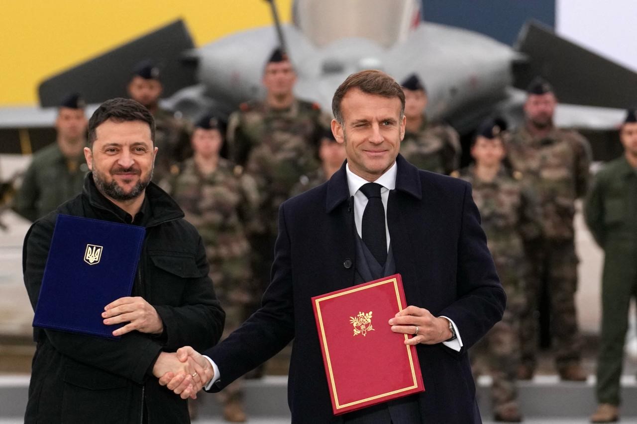Зеленський і Макрон підписали «історичний» документ про посилення оборони України:придбаємо 100 літаків Rafale F4 до 2035 року та системи ППО SAMP-T 