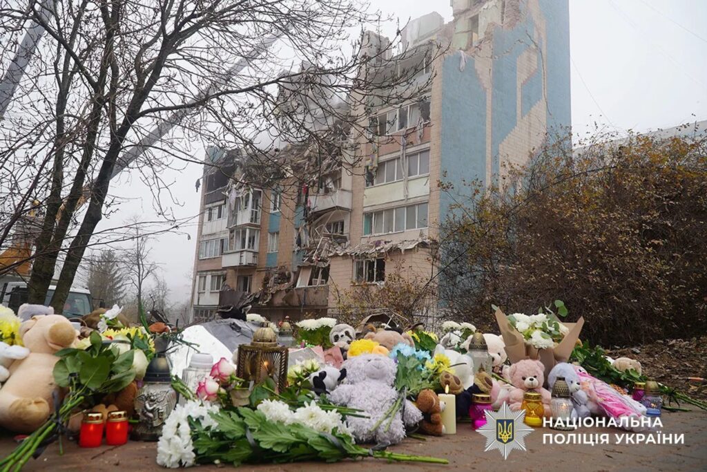 Удар по Тернополю. Кількість загиблих зросла до 31 особи – дістали тіла жінки і двох дітей (ФОТО) Удар по Тернополю. Кількість загиблих зросла до 31 особи – дістали тіла жінки і двох дітей (ФОТО)